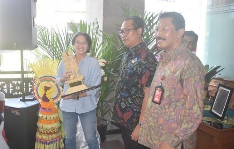 Wabup-Suiasa-Serahkan-Penghargaan-WP-Terbaik-2017-Badung_787186.jpg